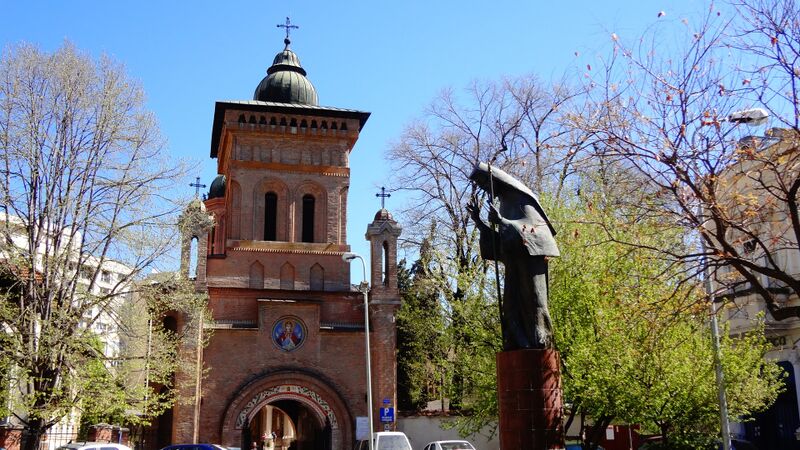 File:Statuia lui Antim Ivireanul Manastirea Antim.jpg