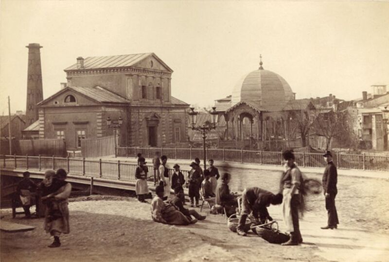 File:Uzina de apă şi Pavilionul anticarilor.jpg