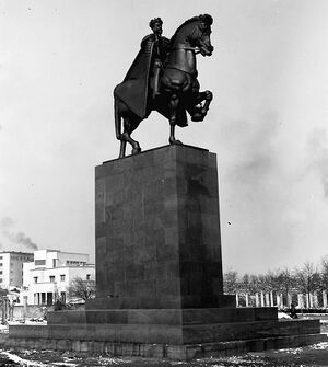 1942-0 Monumentul Regelui Ferdinand bw.jpg