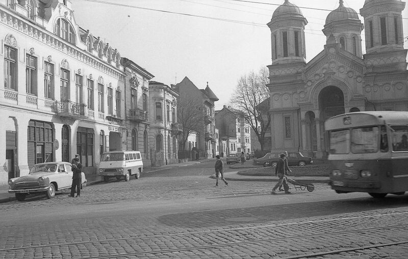 File:Biserica Sfintii Voievozi Calea Grivitei 1 1972.jpg