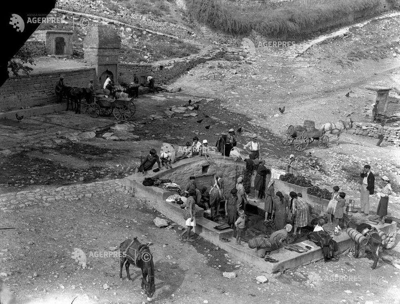 File:Sacagii din Bucuresti, in mahalaua Viilor in anii 1930-1940.jpg