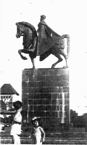 1944-1 Statuia ecvestră a Regelui Ferdinand.jpg