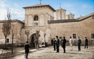 Clopotniţa sub care a fost împuşcat Barbu Catargiu c.png