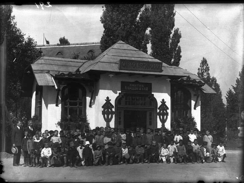 File:Grup de copii în fața Pavilionului Cartea Românească.jpg