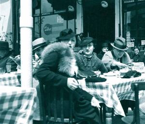 Doamne la Gradina Trocadero, in perioaa interbelica..jpg