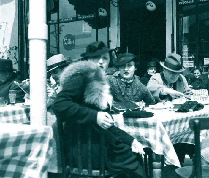 File:Doamne la Gradina Trocadero, in perioaa interbelica..jpg