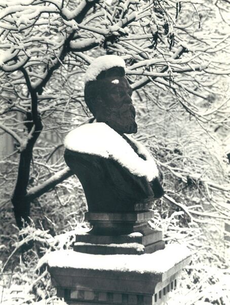 File:1928 Bust din grădina Ateneului (V.A. Urechia).jpg