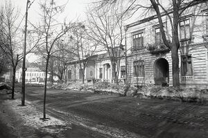 Calea Griviței. În plan îndepărtat Baia Centrală Grivița 1983.jpg