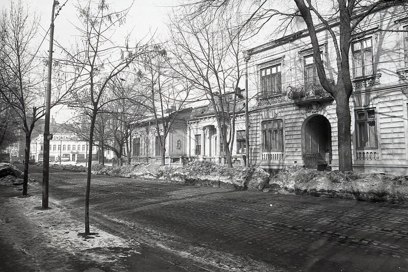 File:Calea Griviței. În plan îndepărtat Baia Centrală Grivița 1983.jpg