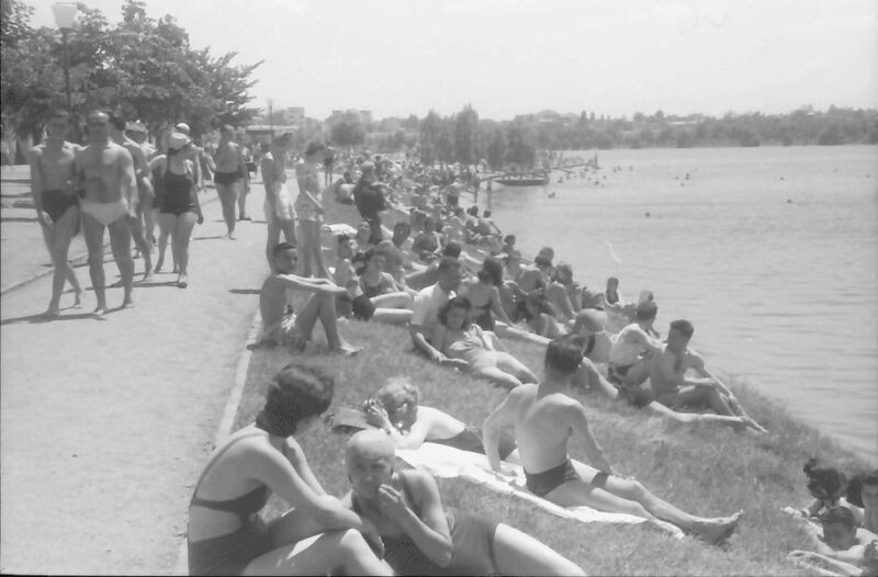 File:1942 June 07 Strand Floreasca 01.jpg