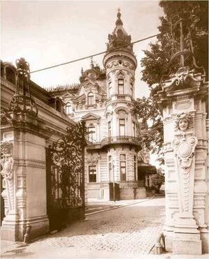 1935 Intrarea în curtea Palatului Sturdza din Piata Victoriei.jpg