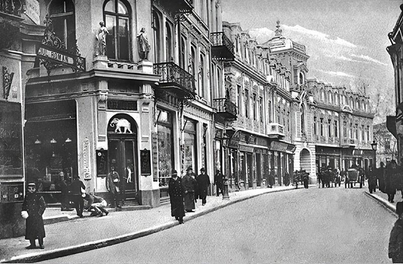 File:1905 In fata Pasajului Roman 1.5x.jpg