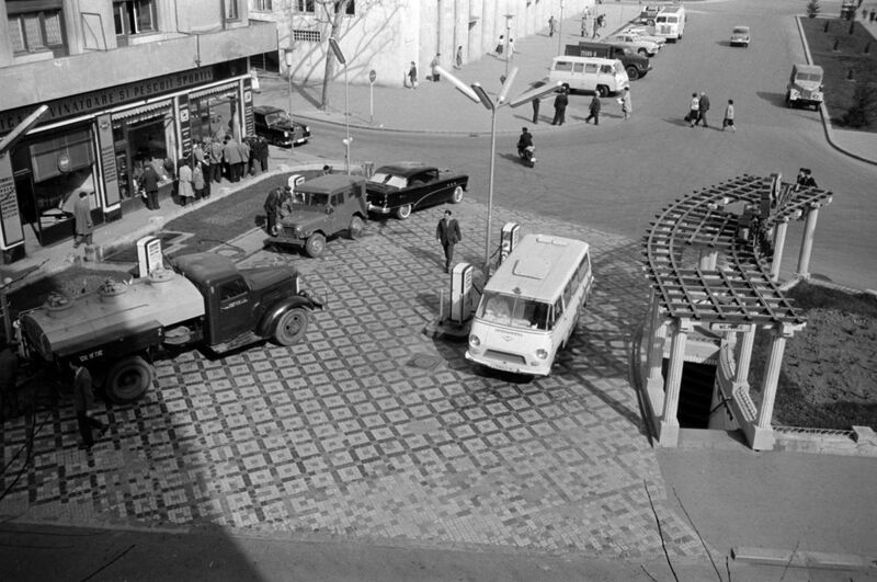 File:Bd. Magheru Benzinăria PECO de la Lido 1962.jpg