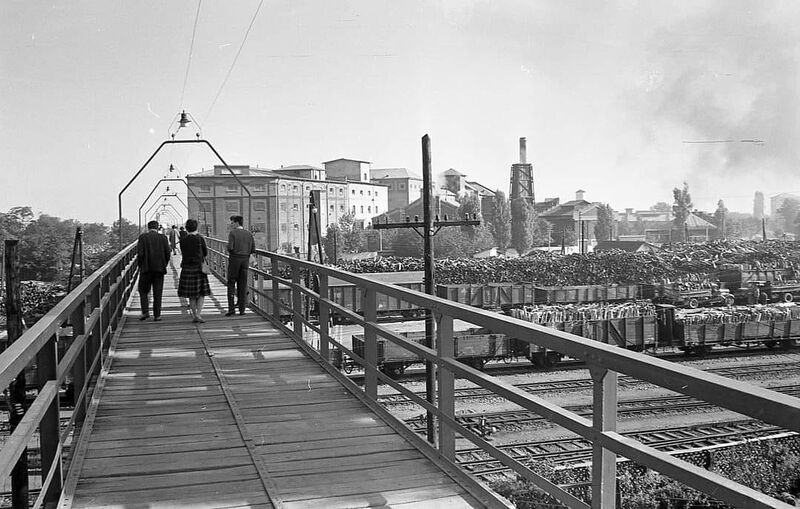 File:Pasarela de la Gara de Est.jpg