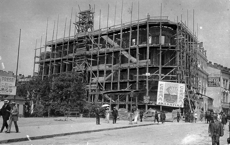 File:1911 Hotel Luvru in renovari 1911.jpg