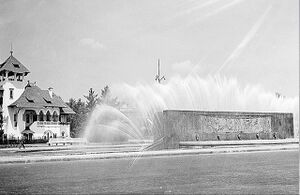 Fântâna Mioriţa cu Vila Minovici în fundal.jpg