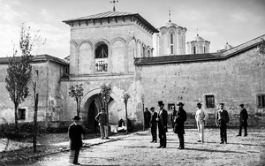 Clopotniţa sub care a fost împuşcat Barbu Catargiu bw.png