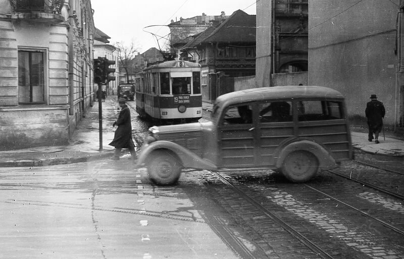 File:Strada Sevastopol la intersecție cu Calea Victoriei 1955.jpg
