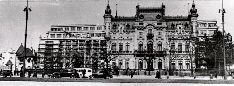 File:5-Palatul Sturdza si in plan secund Palatul Victoria - 1937.jpg