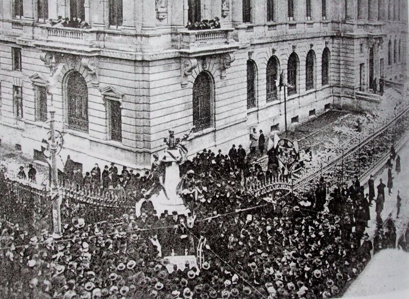 File:Monumentul Eugeniu Carada dezvelit in 1924,langa Banca Nationala,autor E.H.Dubois-2.jpg