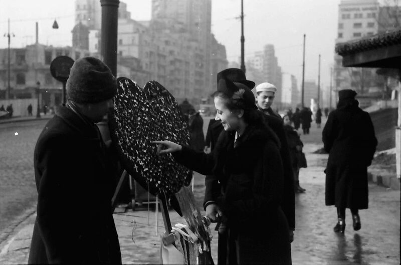 File:1940 103 Martisoare Stand Boulevard Bratianu.jpg