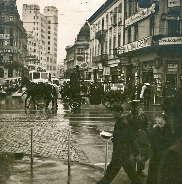 File:1938 Anii '30, intersectia bulevardului Elisabeta cu Calea Victoriei.jpg