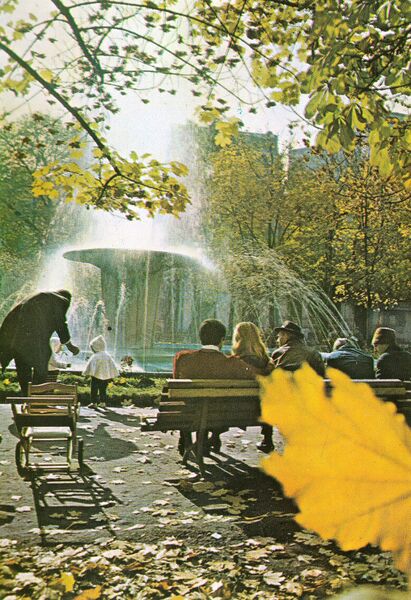 File:Fantana Izvorul Rece b-dul Republicii. 1988.jpg