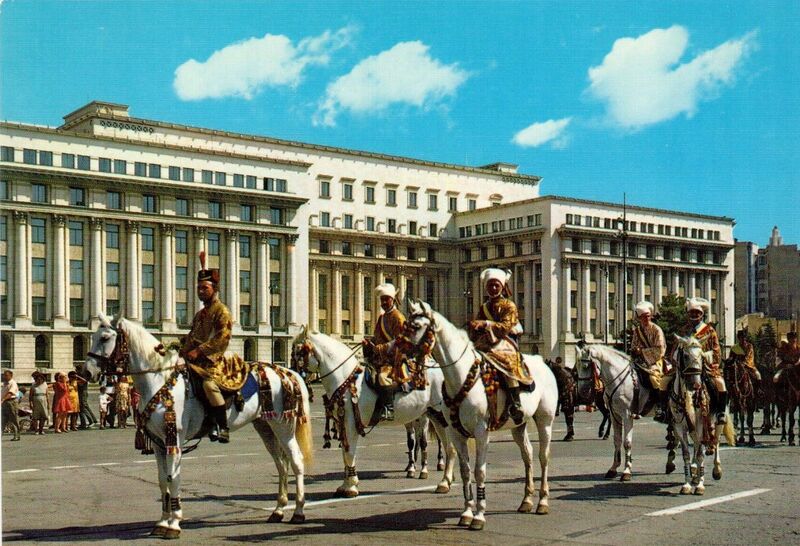 File:Palatul Preşedinţiei Consiliului de Miniştri (parada).jpg