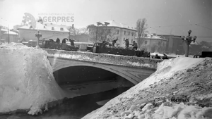 1954 vechiul pod Izvor.png