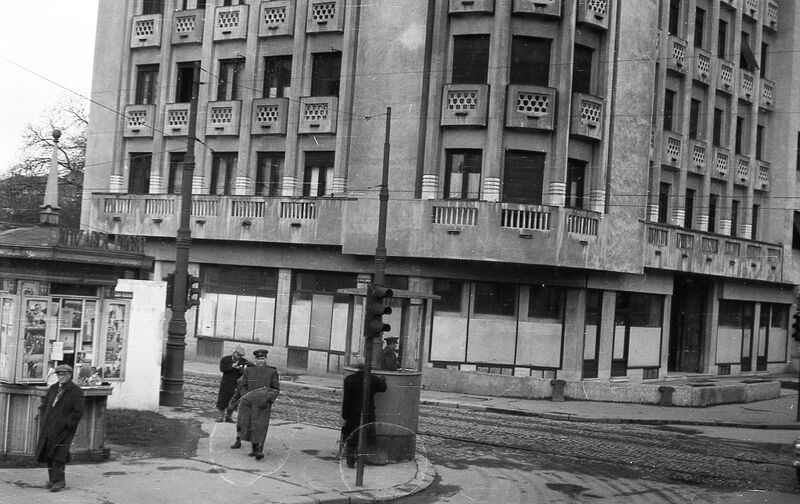 File:Calea Victoriei Nr. 139 cu Dumitru Lemnea(Gheorghe Manu) 2 1955.jpg