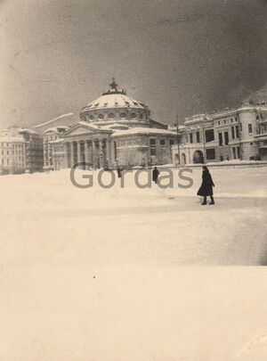 Iarna 1942 - Atheneul Roman si Restaurantul Cina.jpg