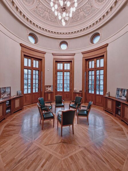 File:Una dintre rotondele laterale.jpg