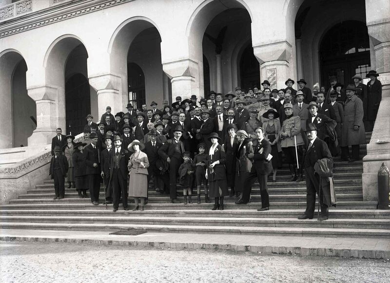 File:Fotografie de grup. Mihail Manoilescu, comisarul general al Expoziţiei-Târg.jpg