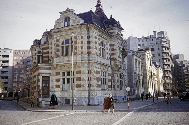 File:1960 Casa Păucescu.jpg