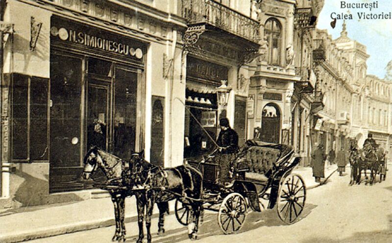 File:1910 Calea Victoriei cu Pasajul român În planul doi Hanul Kretzulescu.jpg