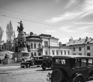 Bd. Tache Ionescu 32 Monumentul Tache Ionescu bw.png