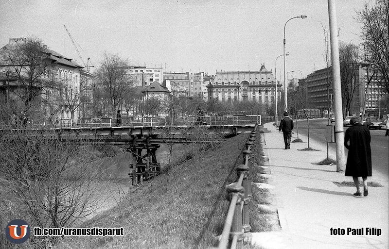 File:1978 pasarela provizorie de la Izvor.jpg