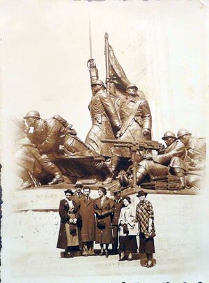1936 la monumentul Infanteriei.jpg