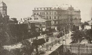 In jur de 1890, vedere spre Casa Greceanu. Pe stanga Biseria Doamnei, urmeaza Casa Greceanu si Hotel Bulevard. in plan apropiat Str. Academiei, cu coltul unde se va cladi aripa Universitatii, iar pe coltul opus va fi Terasa/Blocul Carpati.