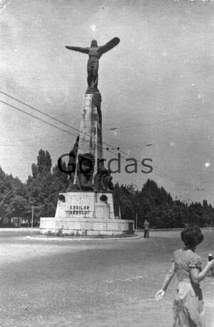 06Monumentul Statuia Aviatorilor.jpg