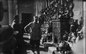 General neidentificat în fața unui stand cu produse ceramice.jpg