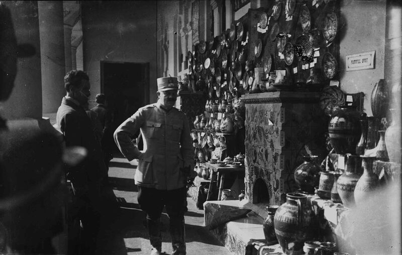 File:General neidentificat în fața unui stand cu produse ceramice.jpg