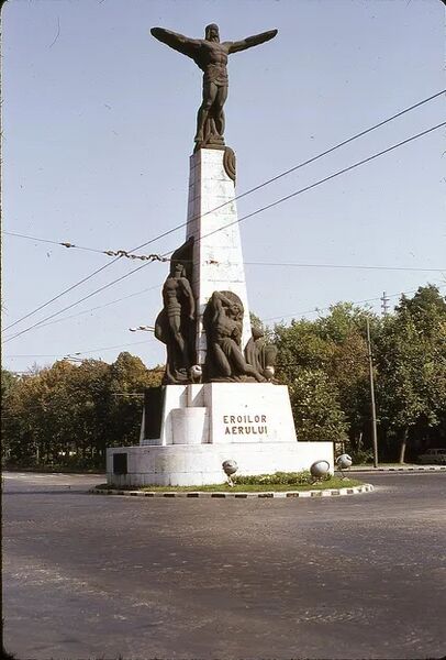 File:10Monumentul Eroilor Aerului din Piața Aviatorilor în 1971.jpg