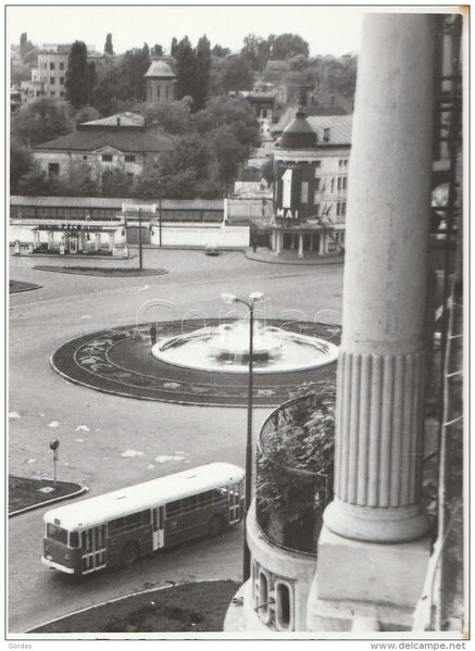 File:1972 Piaţa Naţiunile Unite (Senatului, Operetei).jpg