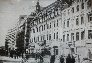 Hotelul Riegler in prim plan din 1944 (dupa bonbardamente).jpg