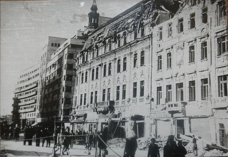 File:Hotelul Riegler in prim plan din 1944 (dupa bonbardamente).jpg