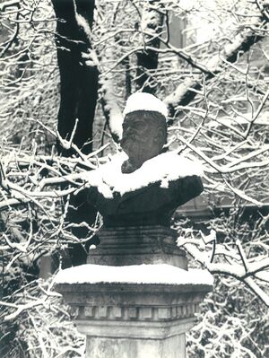 1928 Bust din grădina Ateneului (Titu Maiorescu).jpg