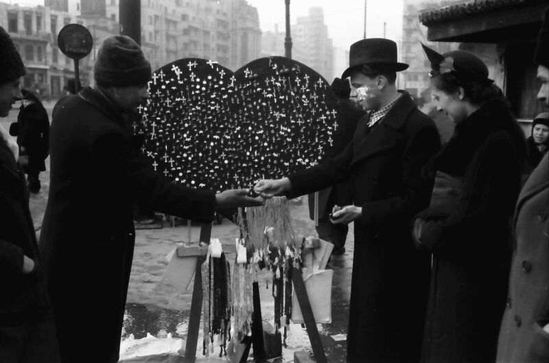 File:1940 104 Martisoare Stand Boulevard Bratianu.jpg