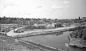 Lacul din Parcul 23 August cu Teatrul de vara..jpg