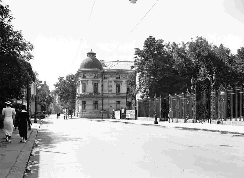 File:Calea Victoriei cu gheorhge Manu..jpg